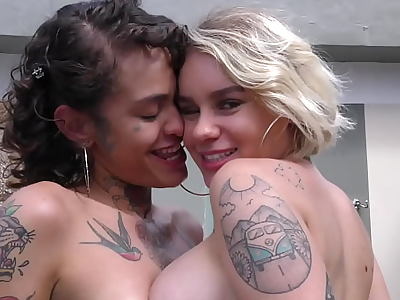 Lesbicas se pegando gostoso - Natalie Cortez e Nina Forbidden