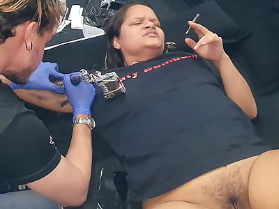 Minha esposa oferece para Tatuador tarado seu bucetão em troca da tattoo . Alemão Tatuador - Gatopg2019